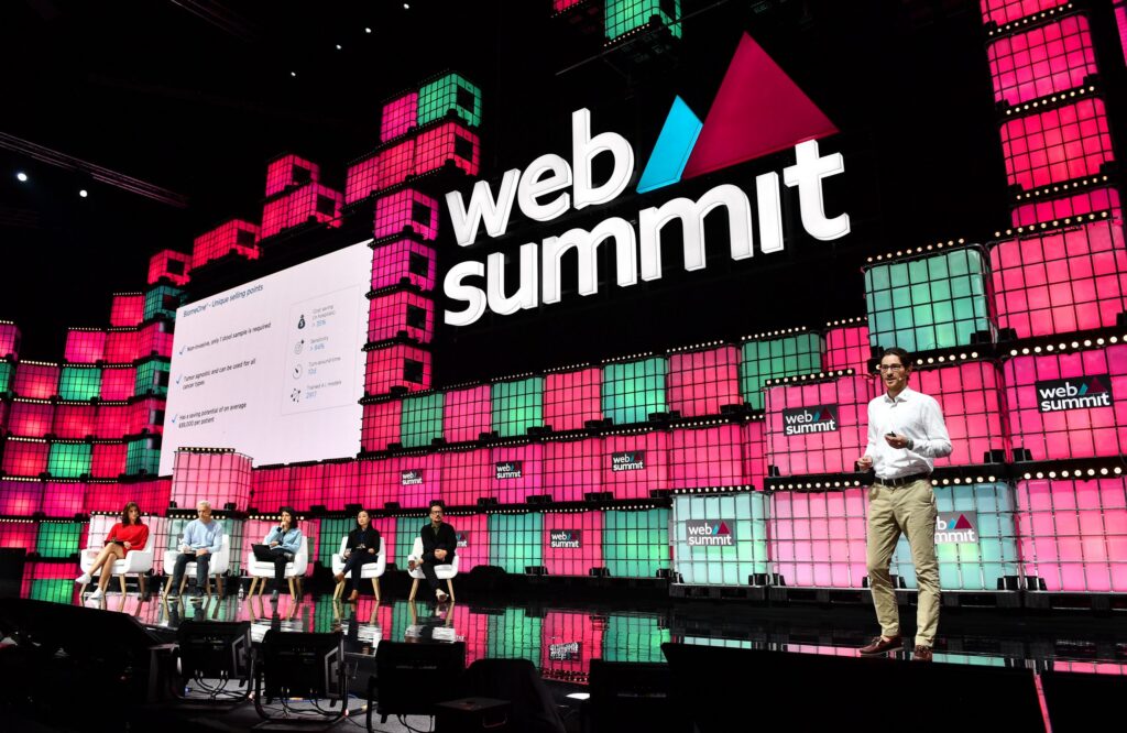 palco del web summit 2023 a lisbona, evento sulle tecnologie dell'apprendimento